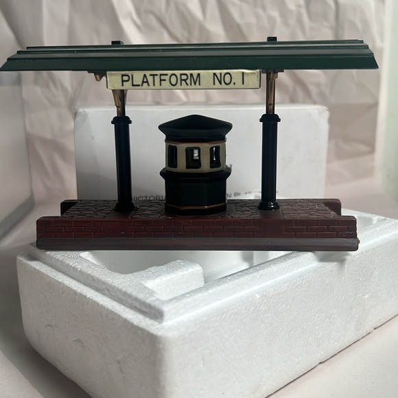 Department 56 / Heritage Village Collection /Victoria Station Train Platform - Picture 4 of 11